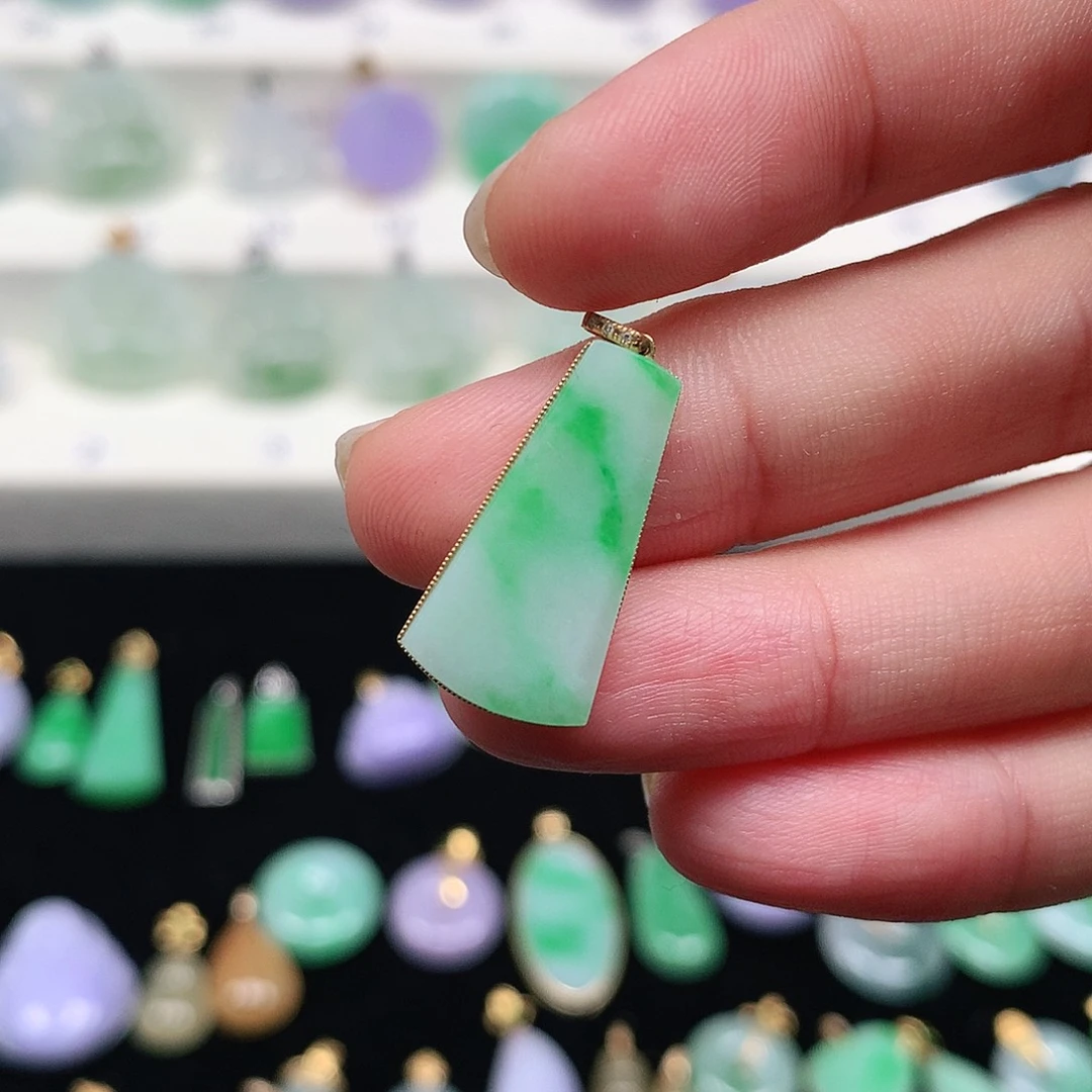 颈饰18K金镶嵌翡翠翡翠吊坠