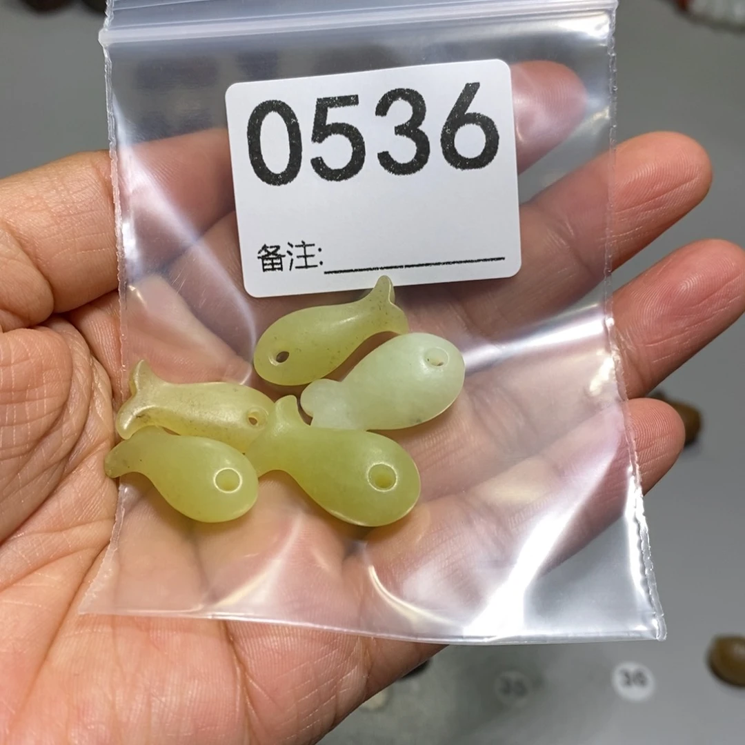 颈饰未镶嵌透闪石质玉琪**胜