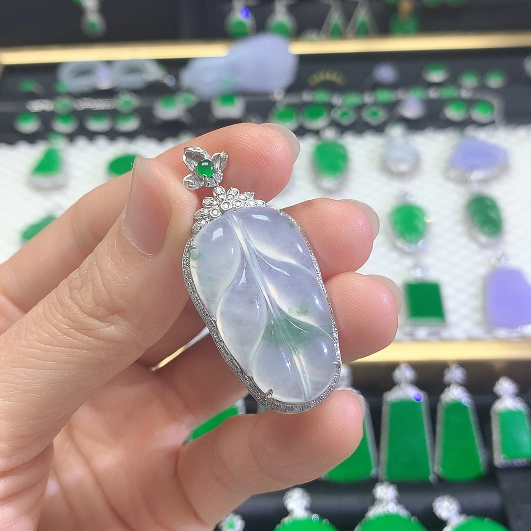 颈饰18K金镶嵌翡翠吊坠