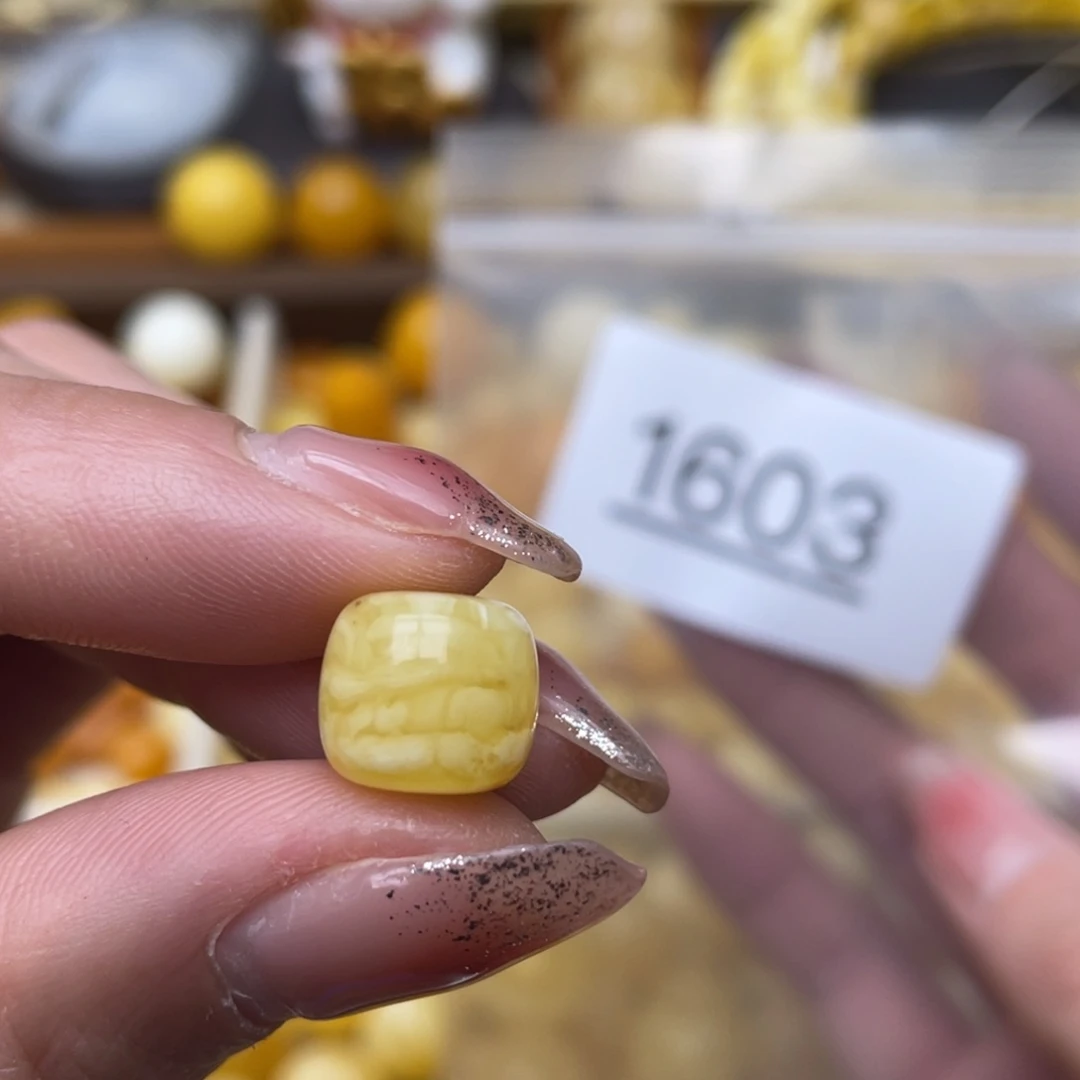 蜜蜡珠宝奇石未镶嵌粉点10.6