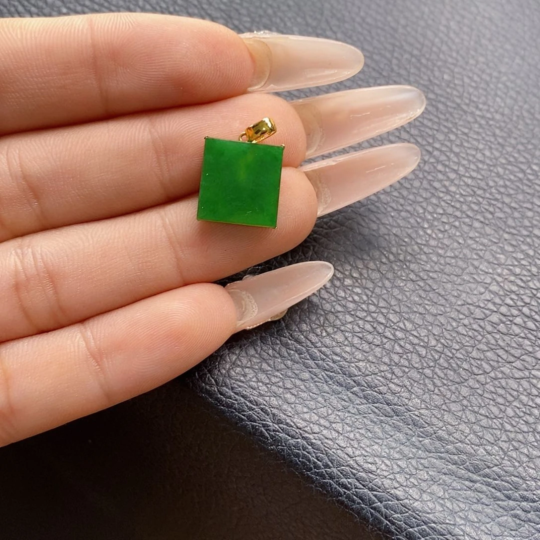 翡翠18K金镶嵌颈饰翡翠