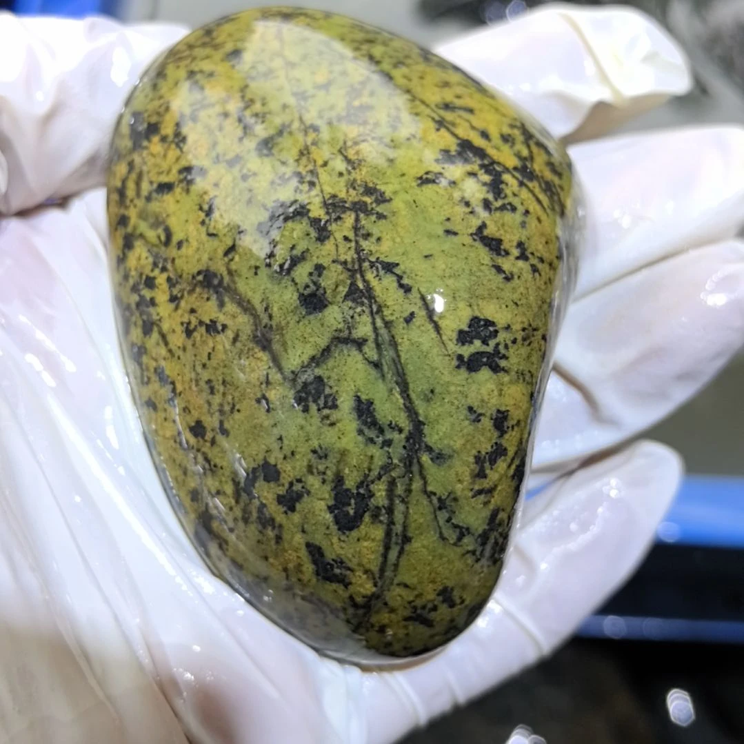 小***畔藏玉药王石原石一个摆件