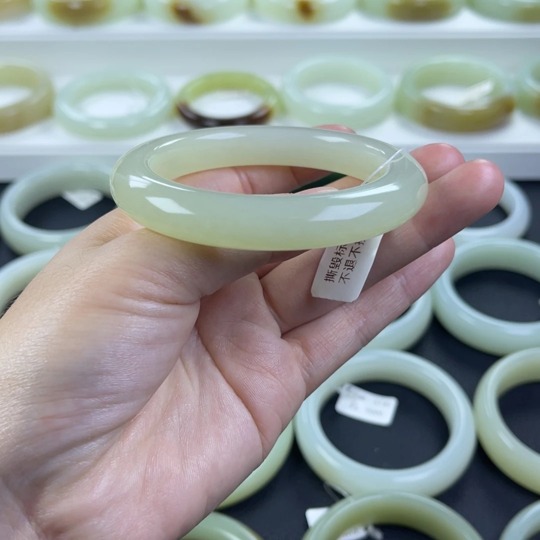 和田玉未镶嵌手镯