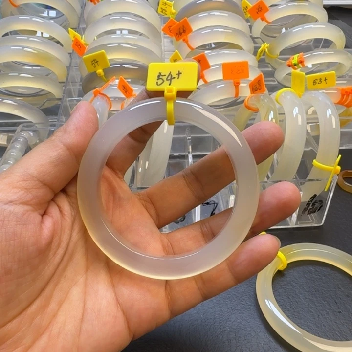 凉***爽玛瑙/玉髓手镯未镶嵌