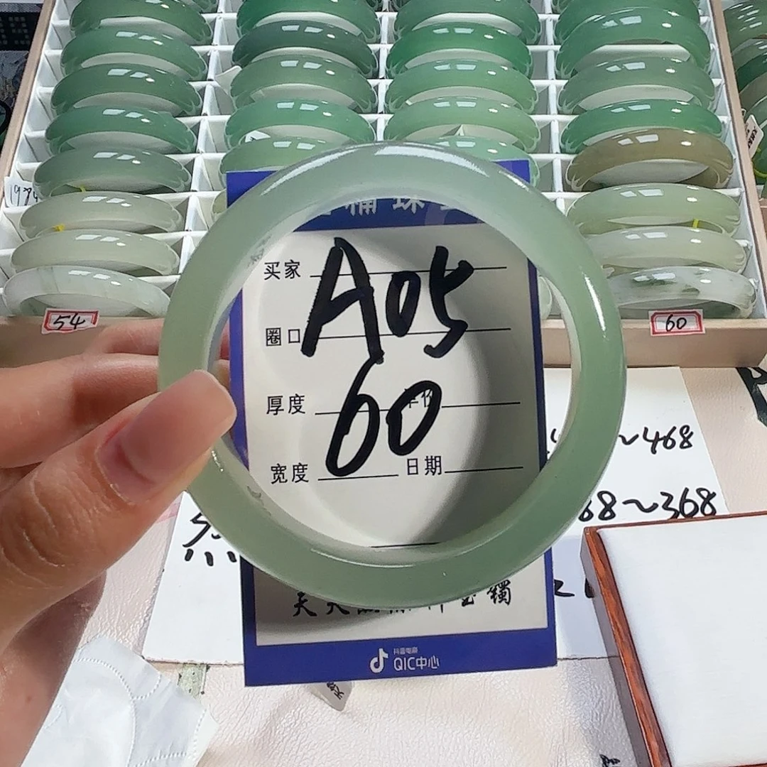 巧***儿石英质玉未镶嵌手镯