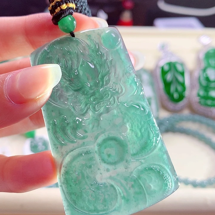 翡翠颈饰未镶嵌天然