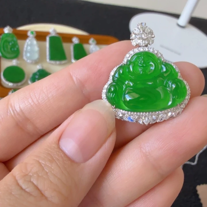 翡翠18K金镶嵌颈饰吊坠