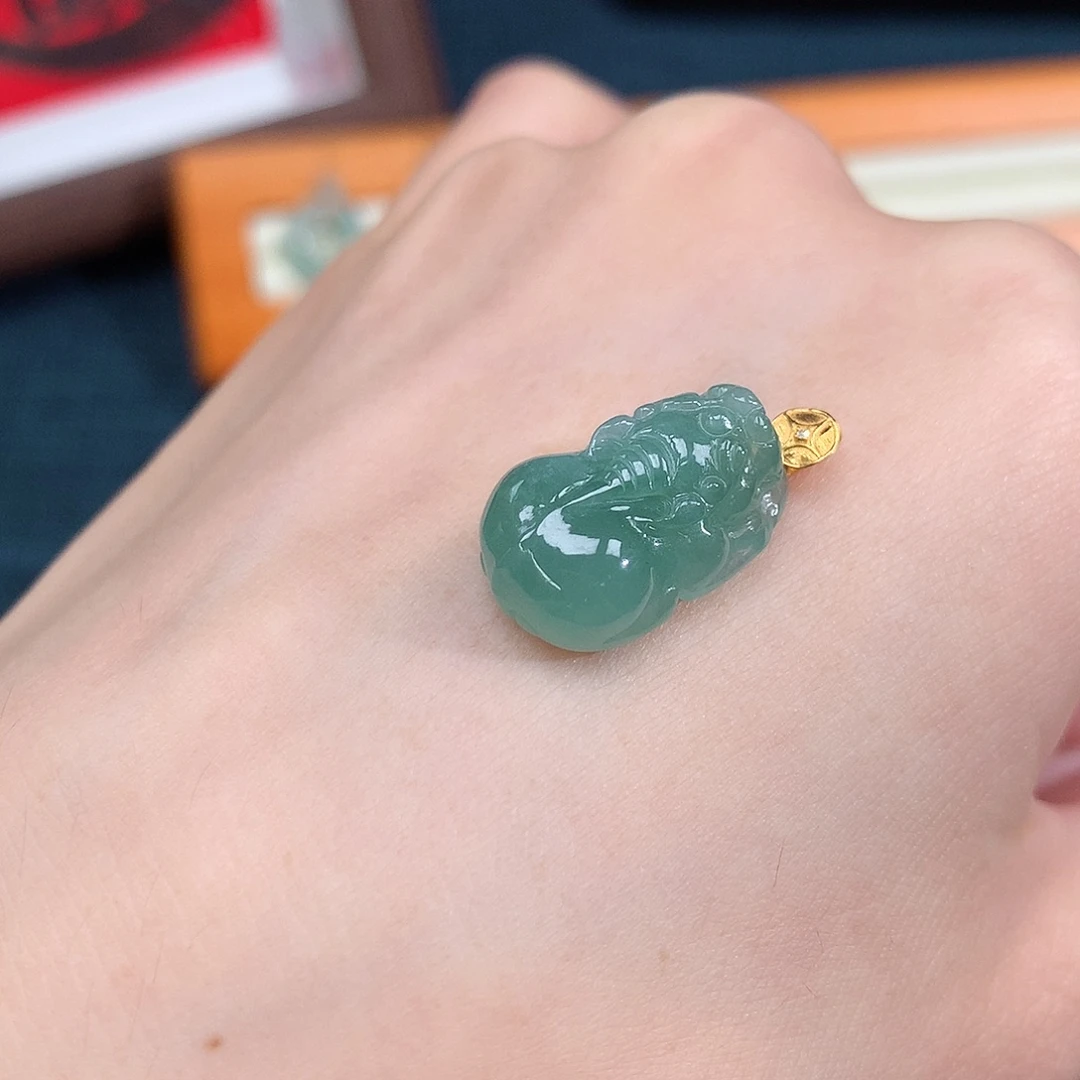 颈饰18K金镶嵌翡翠