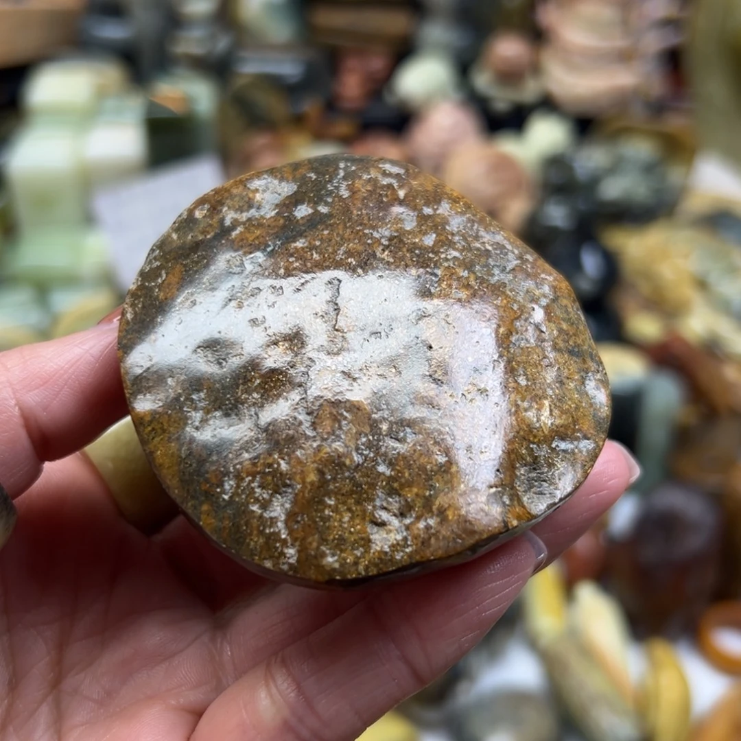 岫岩河磨玉（透闪石质玉）未镶嵌颈饰河磨玉老皮富甲