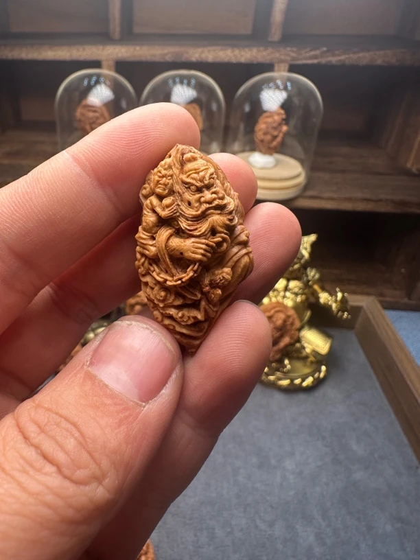 桃核雕刻钟馗捉鬼之五鬼