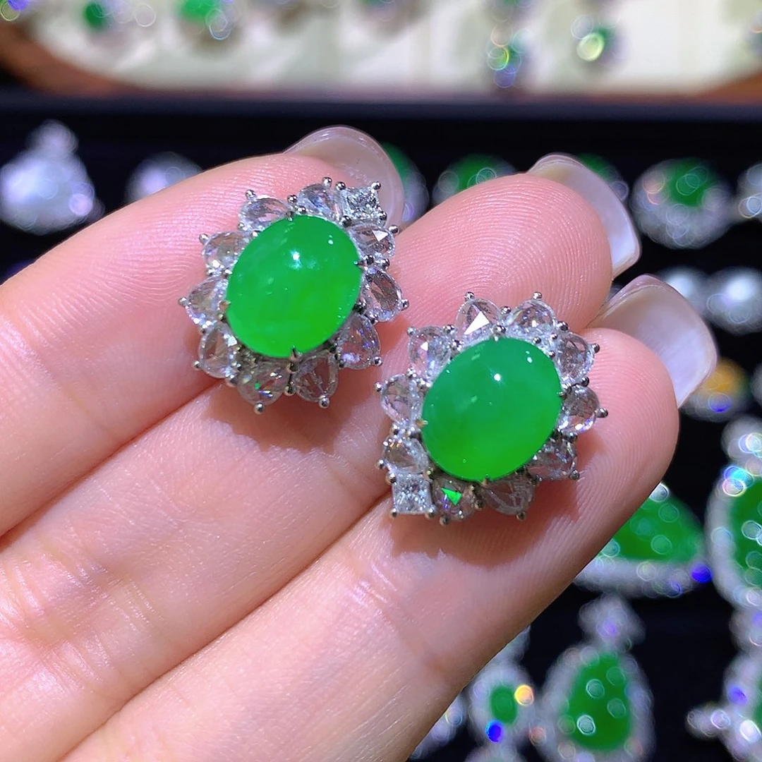 翡翠18K金镶嵌颈饰高冰满绿蛋面耳钉