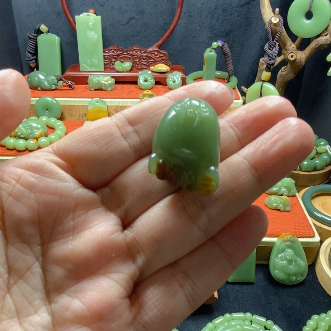 岫岩河磨玉（透闪石质玉）吊坠未镶嵌