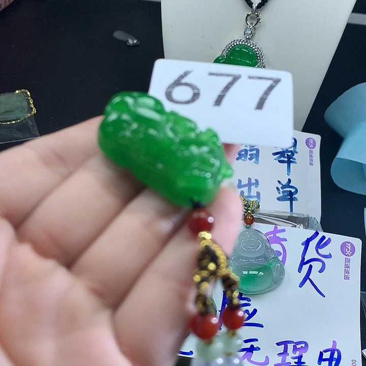 翡翠未镶嵌吊坠(赠链)