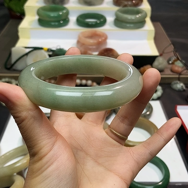 石英质玉手镯未镶嵌享****人