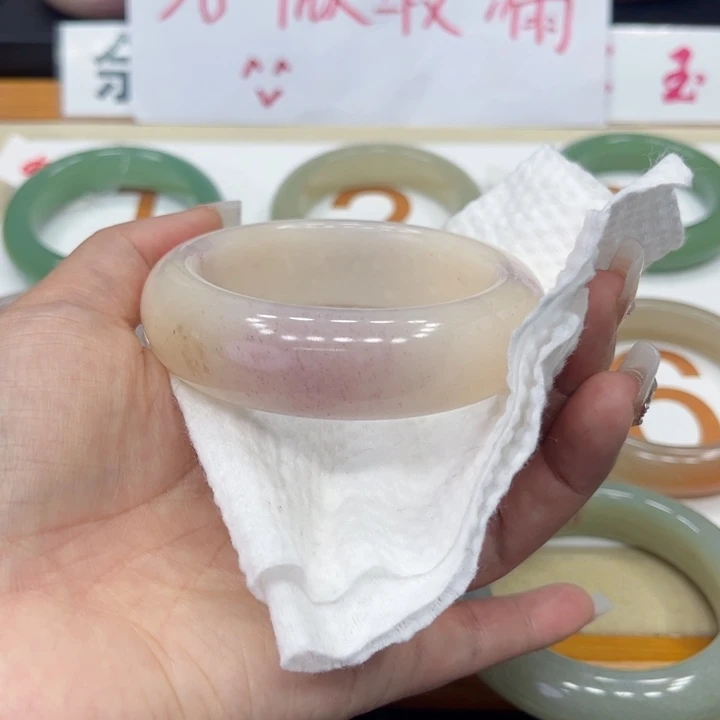未镶嵌手镯石英质玉宁**。