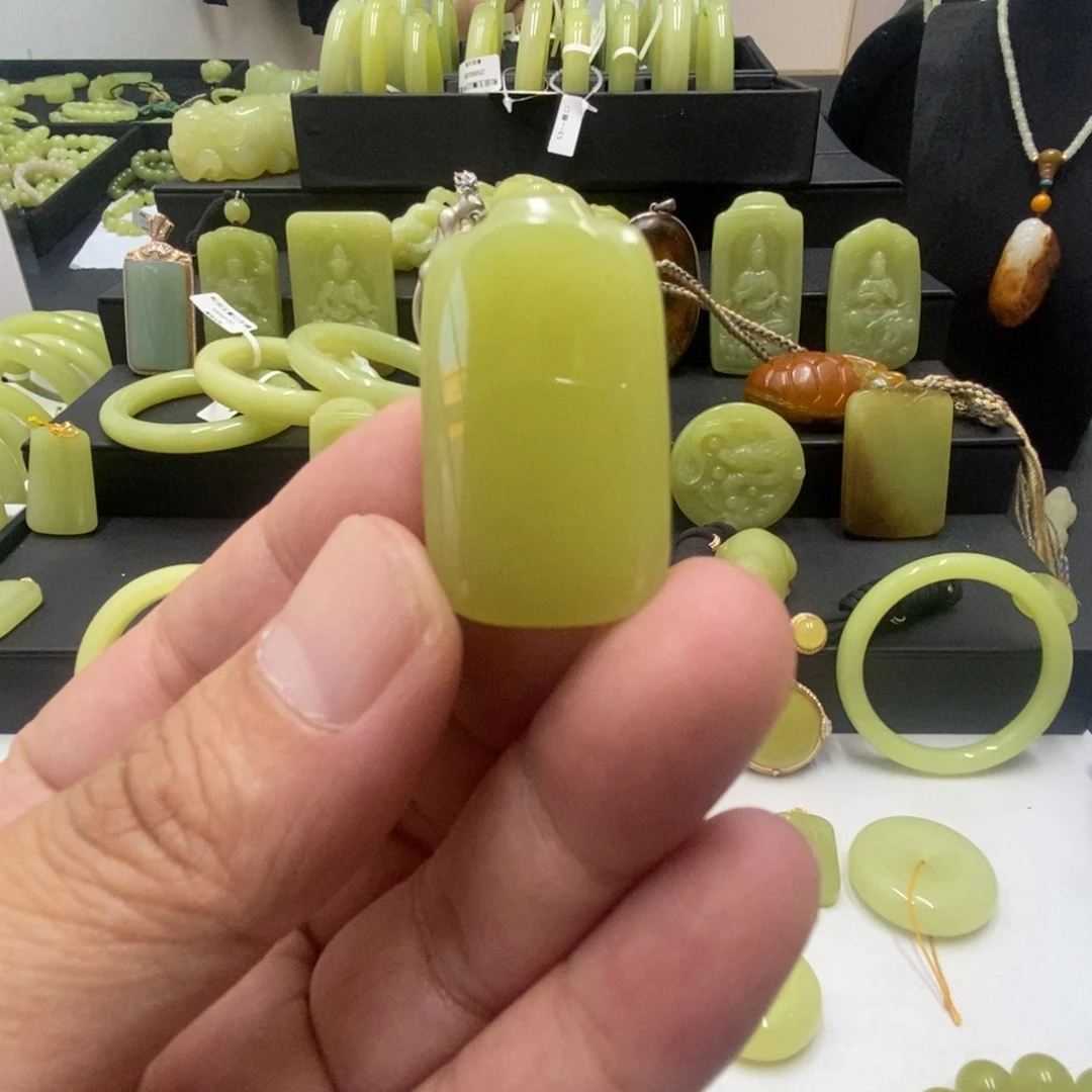 吊坠(不含链)未镶嵌和田玉（黄玉）