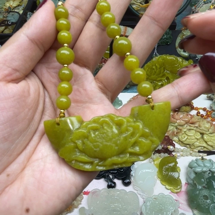 蛇纹石玉未镶嵌颈饰