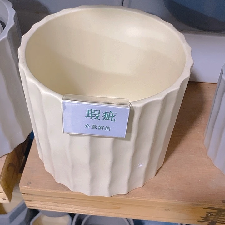 摆件多肉瑕疵盆有孔。