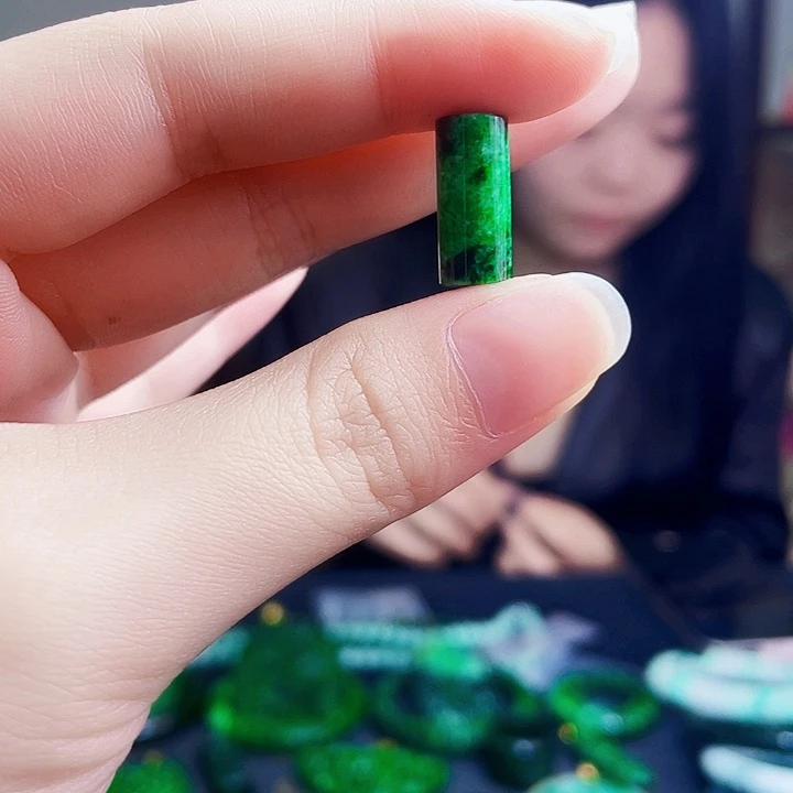 翡翠未镶嵌颈饰多样性