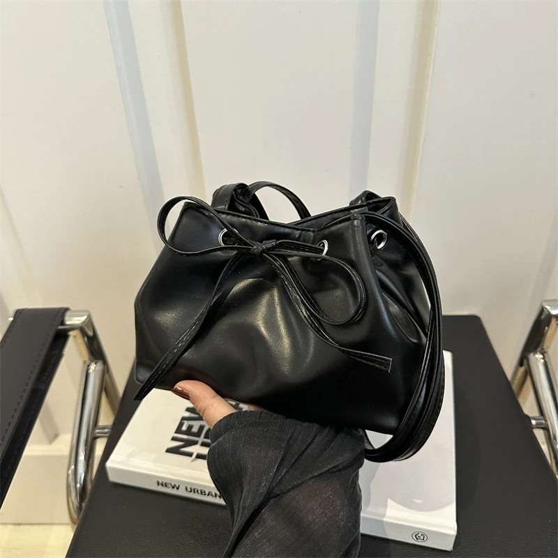 腋下包包女新款小众设计个性潮流简约时尚通勤单肩手提水桶包单肩