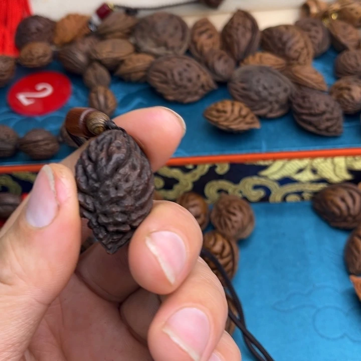 指***日木质非金属桃枭吊坠桃枭吊坠