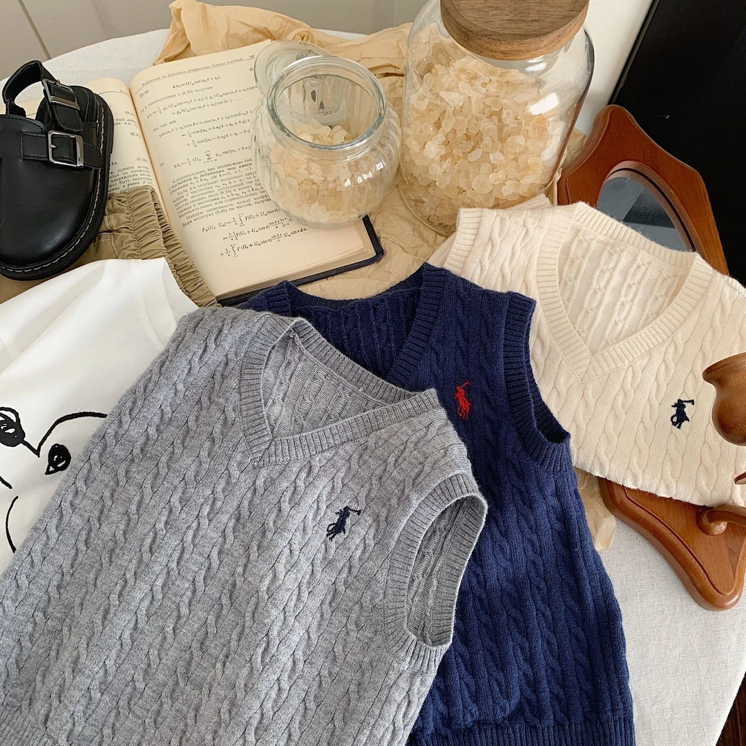 儿童时尚马甲2025春秋男女童小马绣花针织背心V领毛衣小童秋装潮