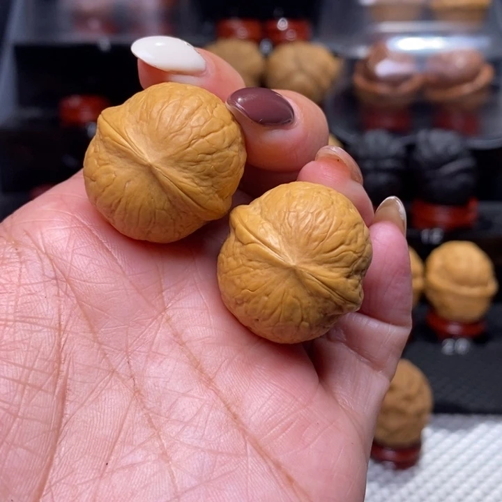 文玩核桃把件手捻晶玉…………40