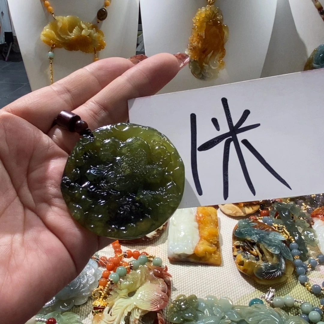 大****蛇纹石玉未镶嵌颈饰