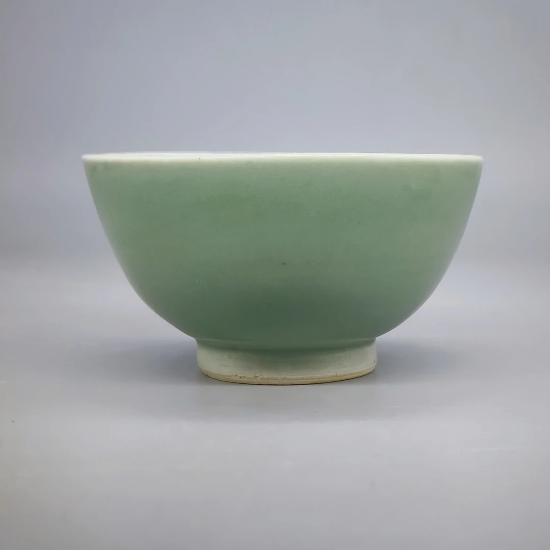 42505120*清中期外豆青釉内青花缠枝花卉纹碗/瓷器四