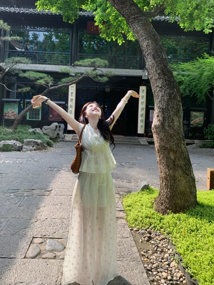 2025夏季新款法式v领收腰镂空衬衫小众超仙半身裙气质温柔两件套