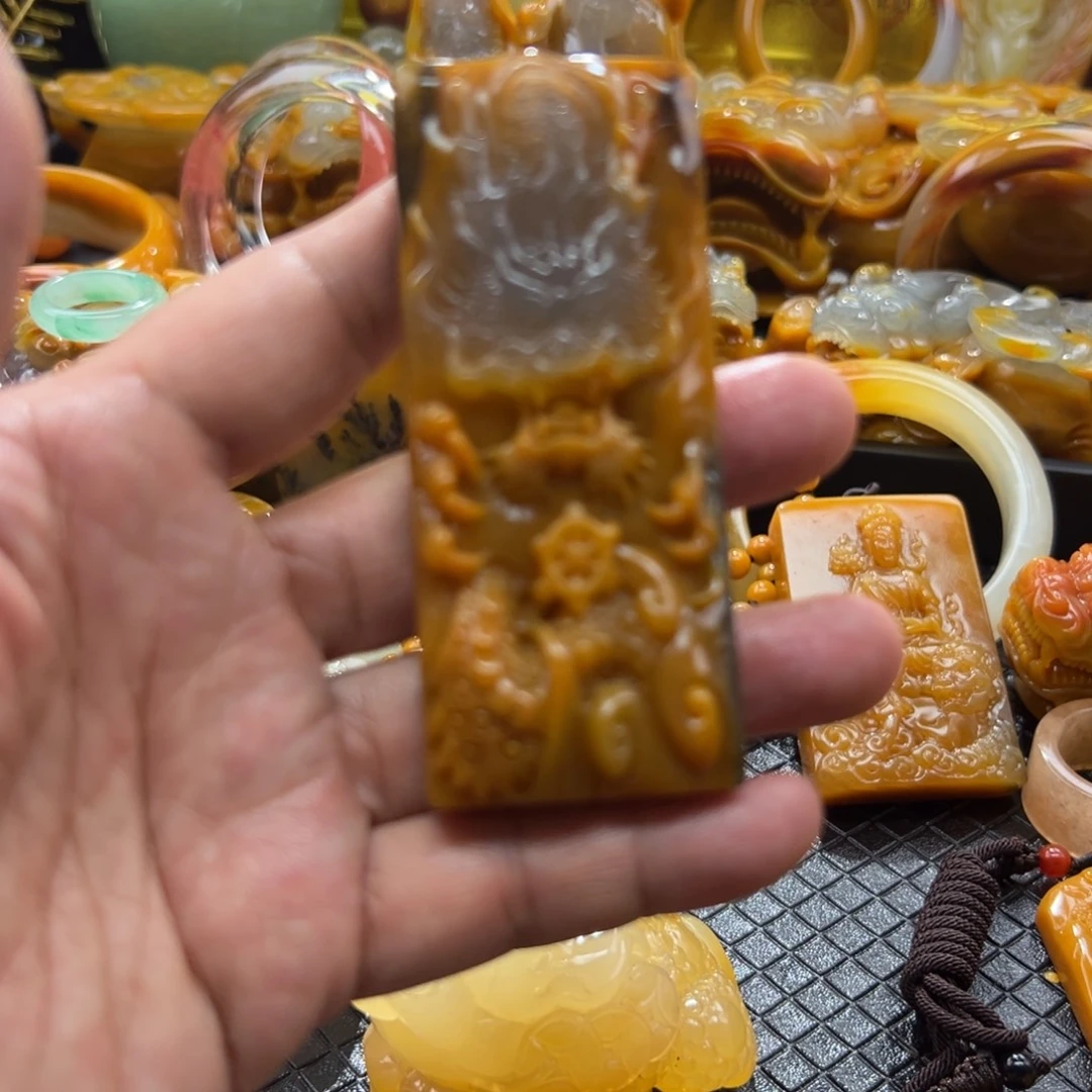 颈饰未镶嵌石英质玉