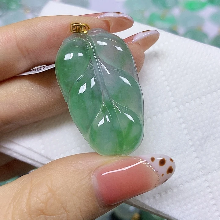 颈饰18K金镶嵌翡翠挂件