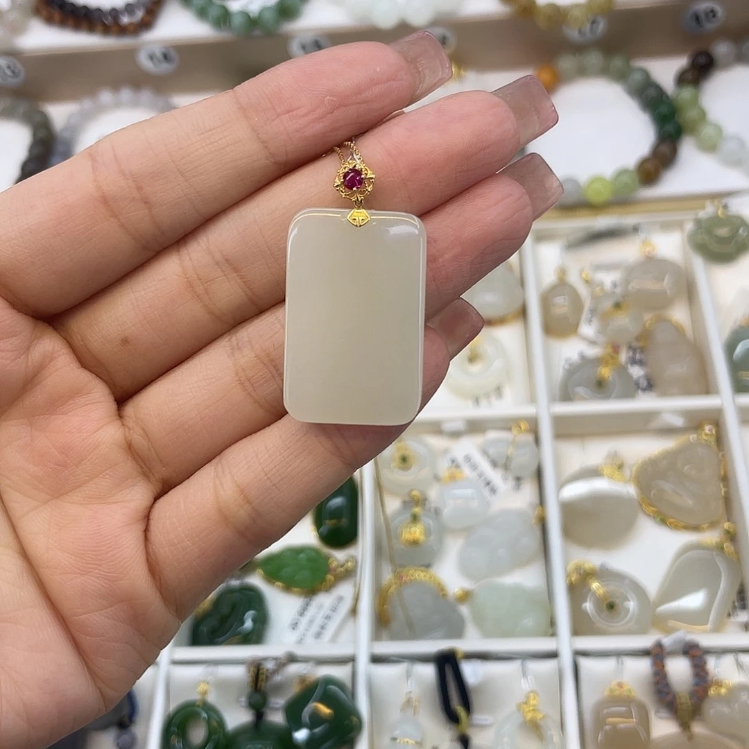和田玉18K金镶嵌吊坠(赠链)