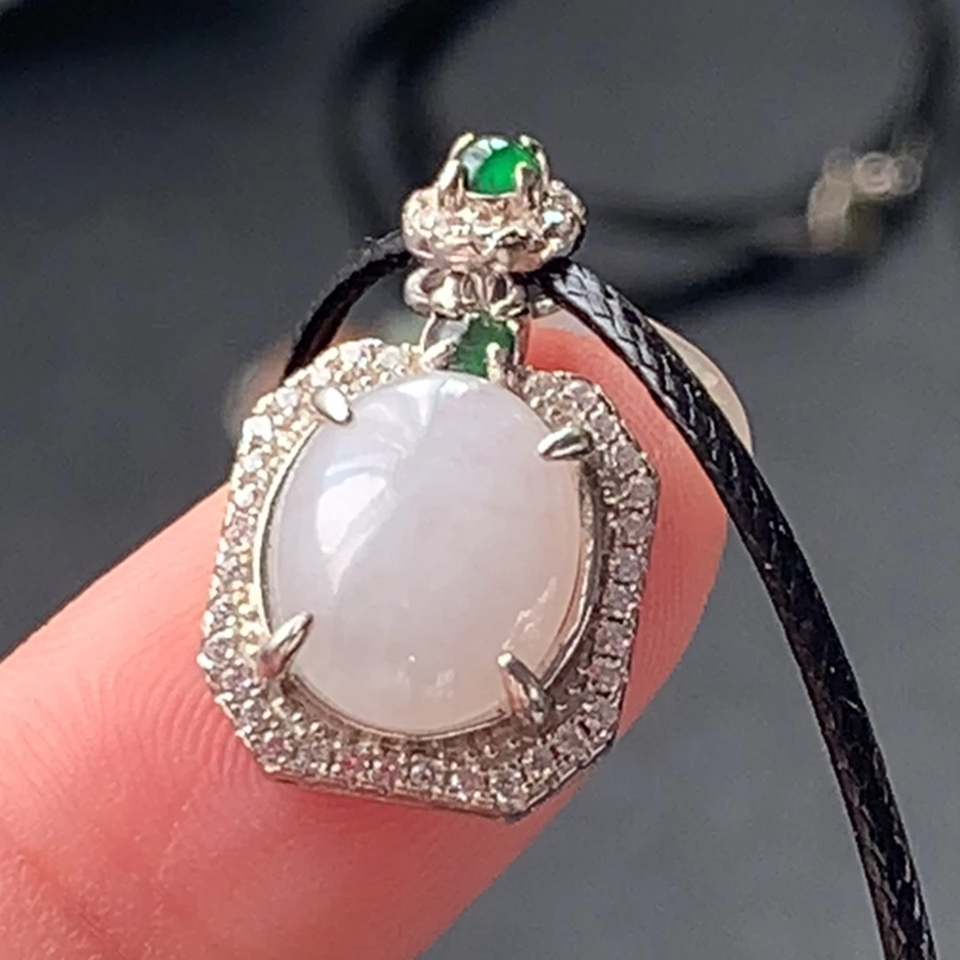 翡翠未镶嵌颈饰方白