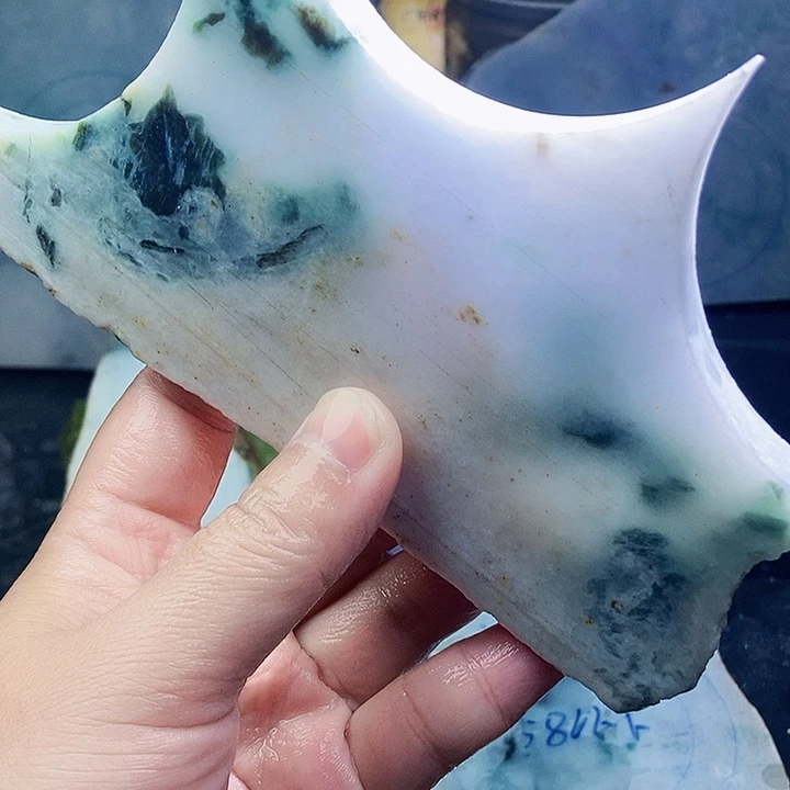 翡翠未镶嵌颈饰毛料84