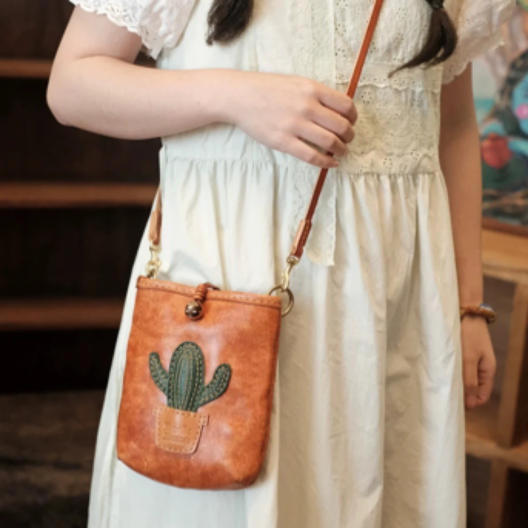 2025夏季新款【仙人掌翻袋手机包】手工植鞣革包包