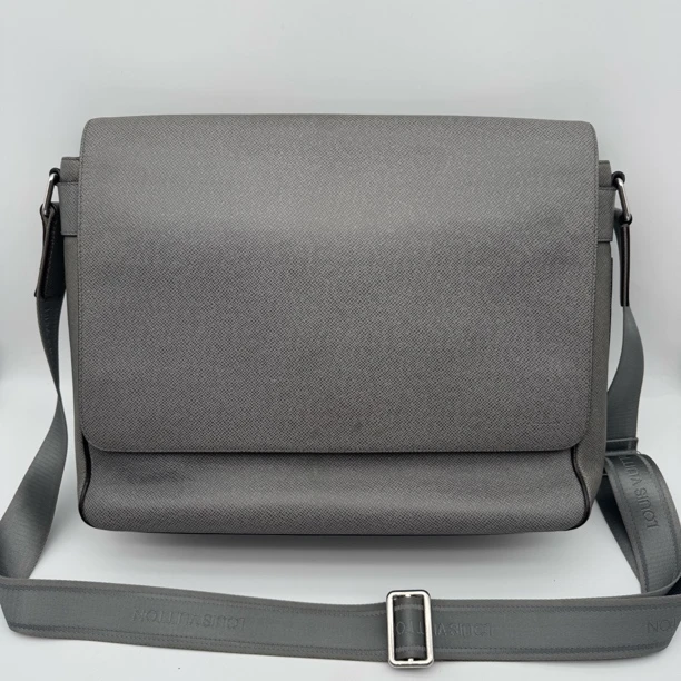 95新 LouisVuitton/路易威登 97新深灰色十字纹翻盖斜挎包/2117