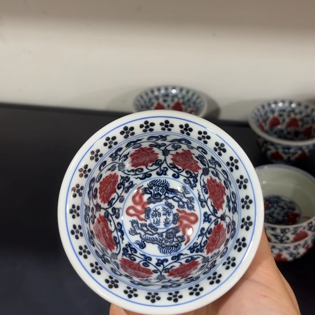 满绘青花釉里红缠枝莲大压手