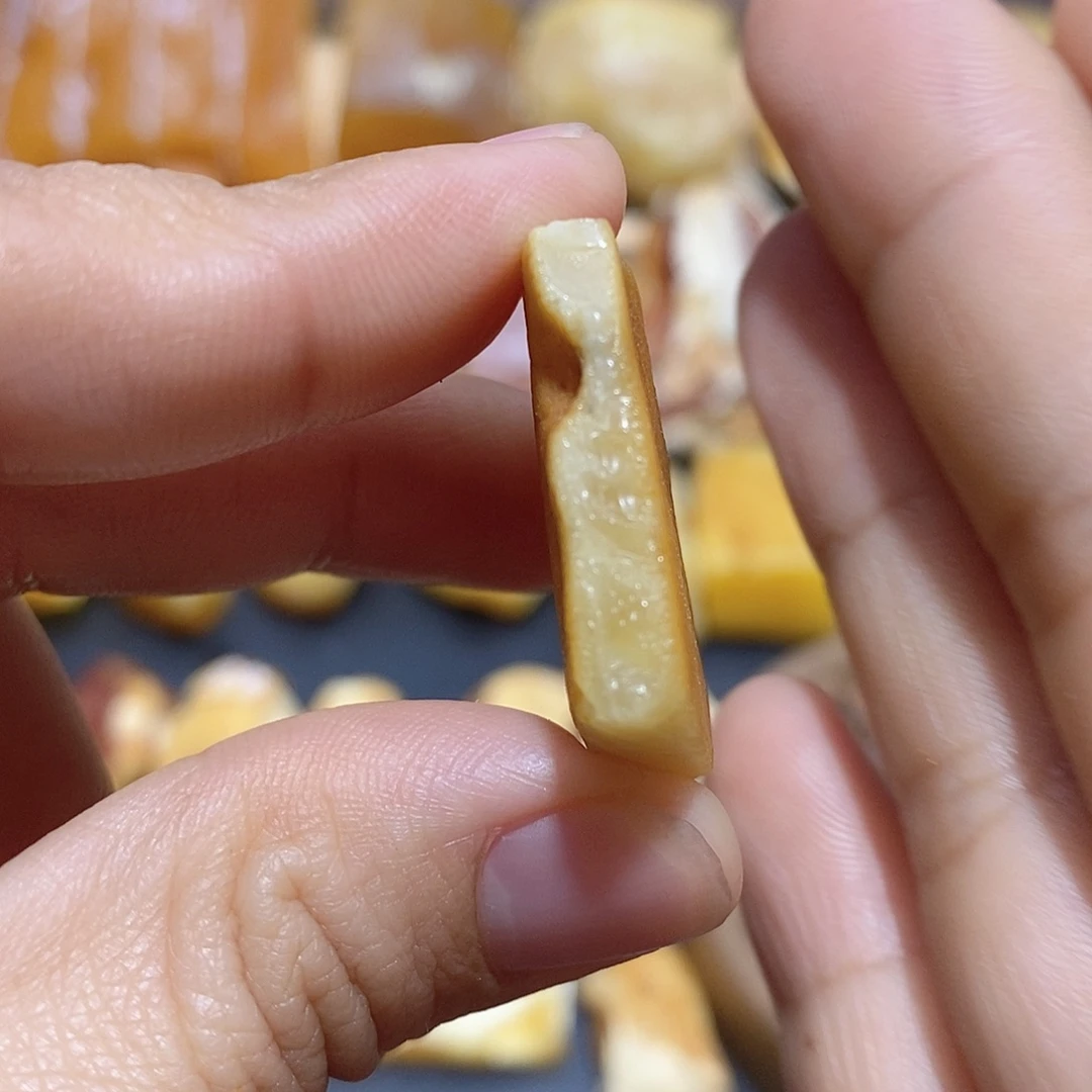 琥珀未镶嵌颈饰蜜蜡原石
