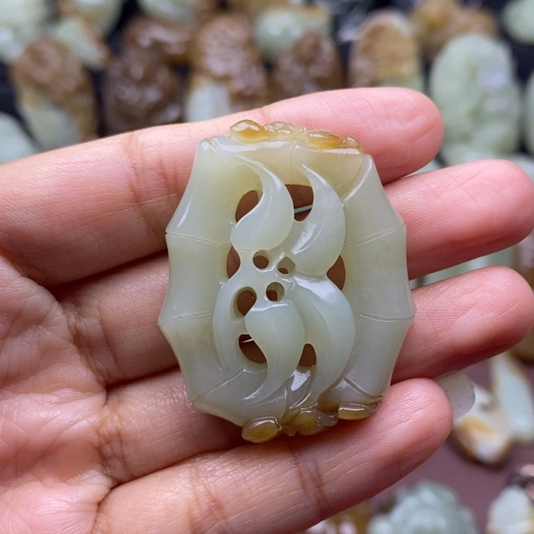 颈饰未镶嵌和田玉（糖玉）
