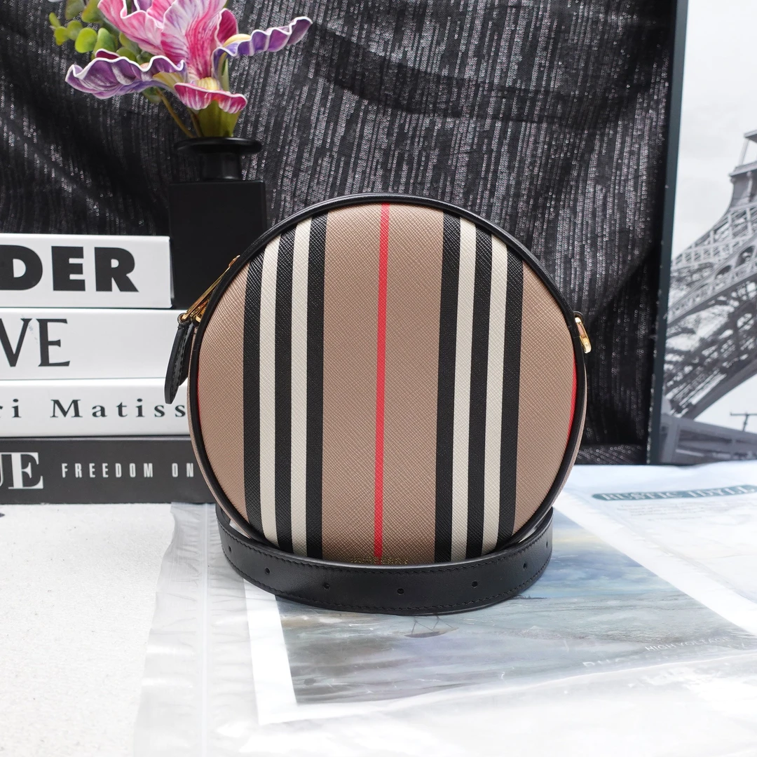 95新 BURBERRY/博柏利 圆饼斜挎包T10302290