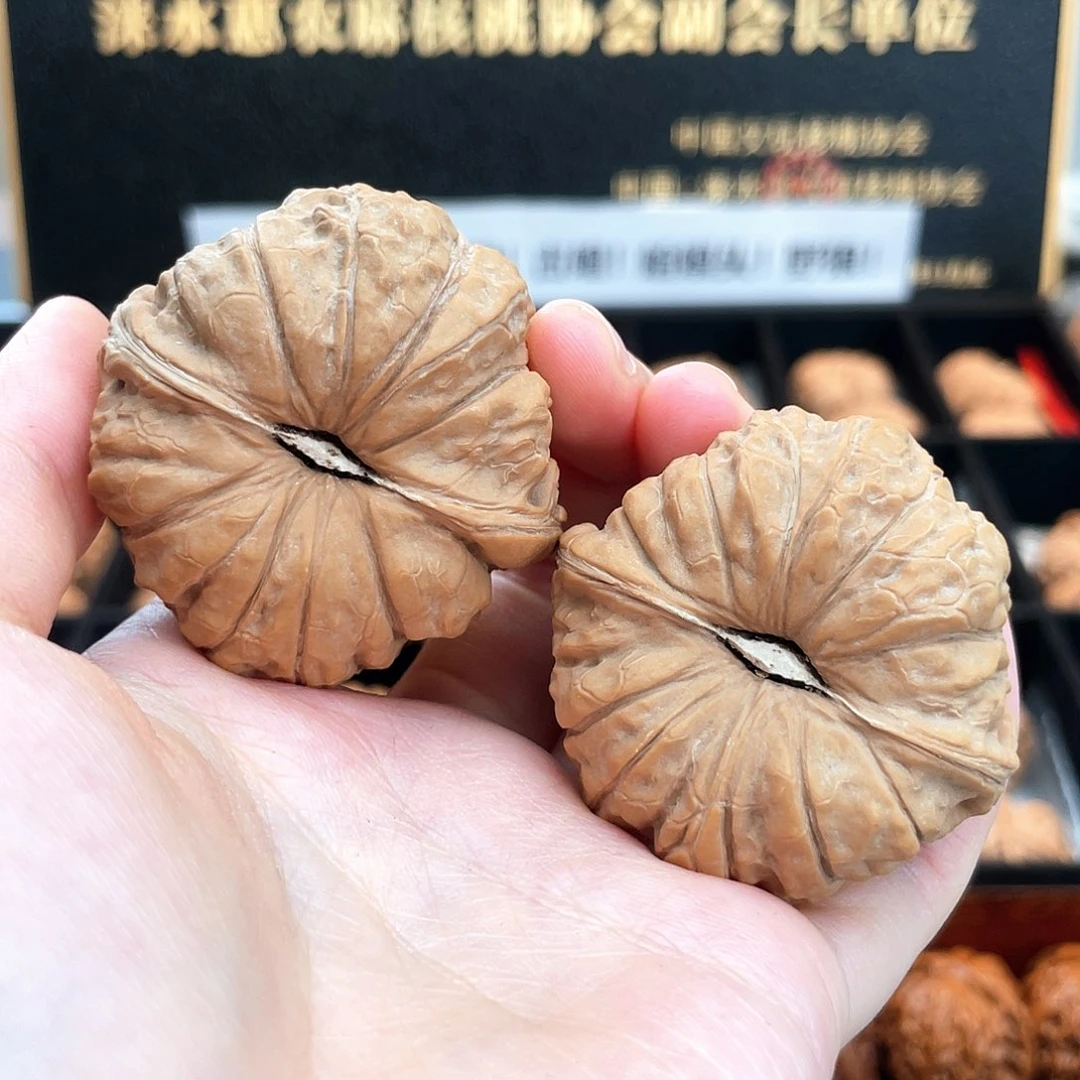 把件文玩核桃正圆瓜蝴蝶肩卡姿兰大眼深凹底全品红南瓜47A3