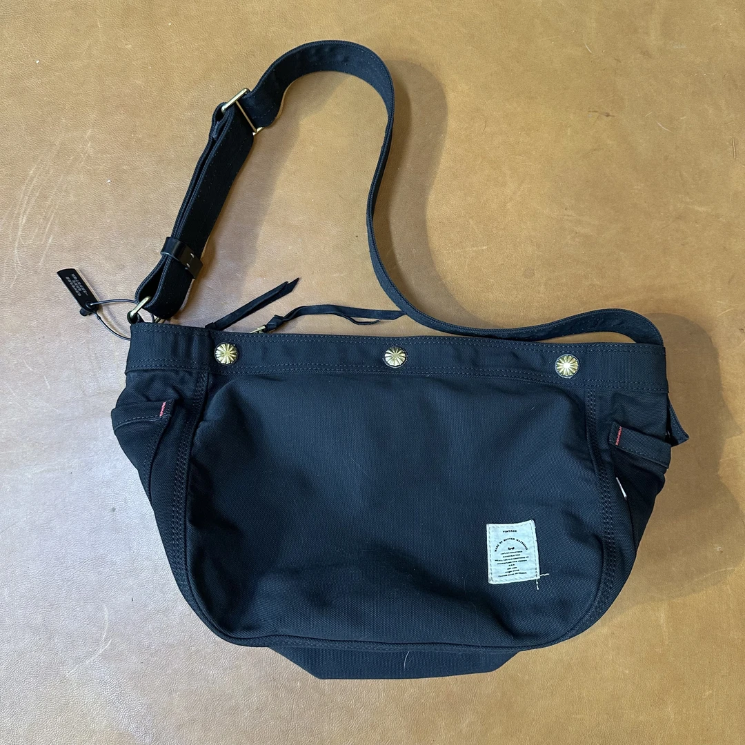 纯黑报童包时尚百搭黑色休闲包高品质户外单肩肩包复古风文艺