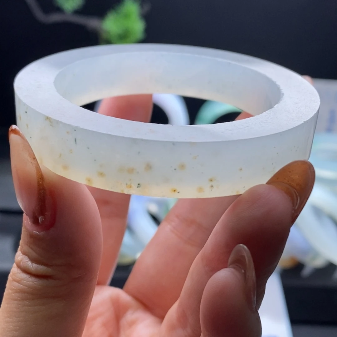 定制翡翠未镶嵌翡翠手镯