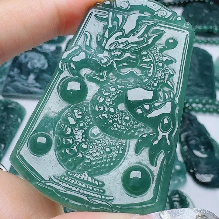 翡翠未镶嵌颈饰多样性发其一