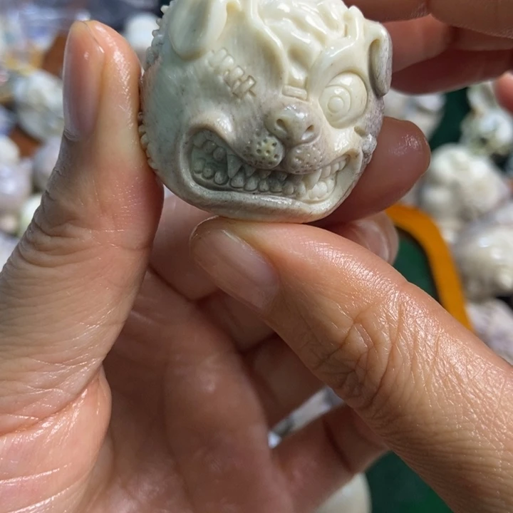 配饰鹿角雕刻一个出