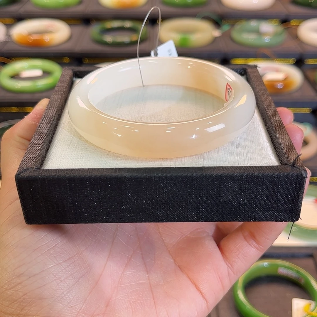 和田玉未镶嵌手镯粉白