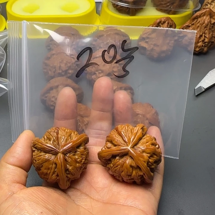 桃核吊坠荧*白狮子三棱