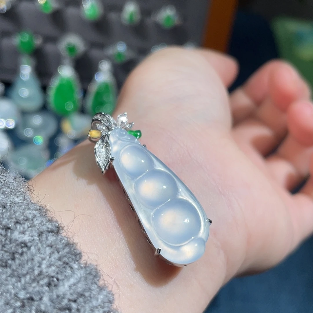 翡翠18K金镶嵌颈饰冰福豆