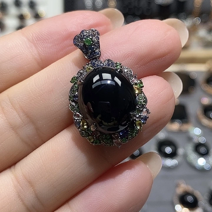 翡翠18K金镶嵌颈饰